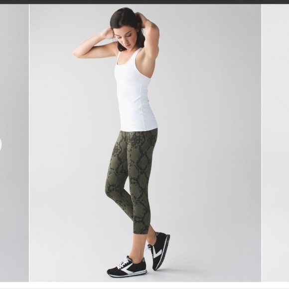 lululemon athletica Pants - LULULEMON Wunder Under Crop III Capri Leggings sz 4